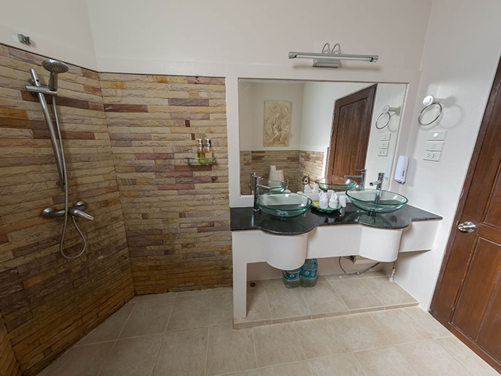 Rooms Bathroom at Sunsethill Resort