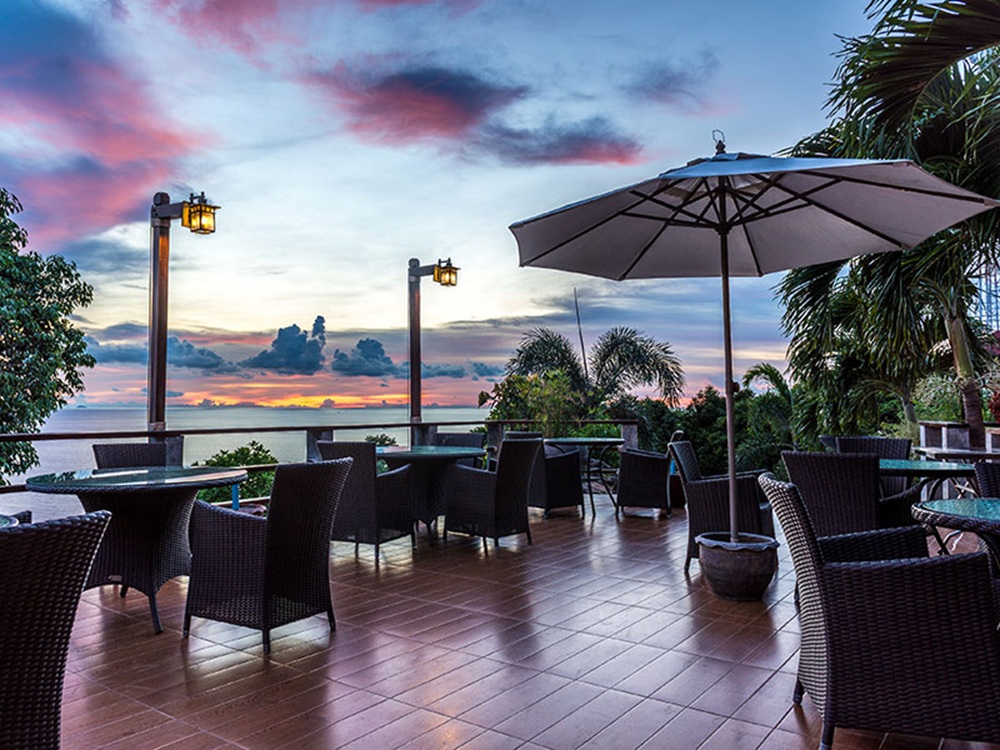 Dining at Sunsethill Resort