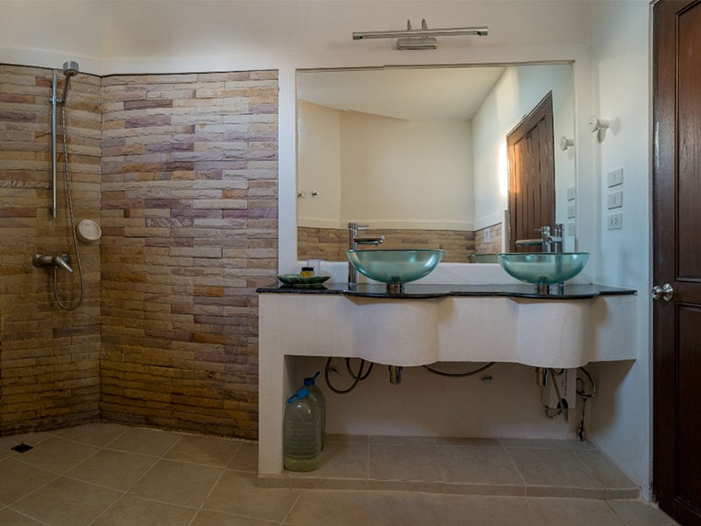 Rooms Bathroom at Sunsethill Resort