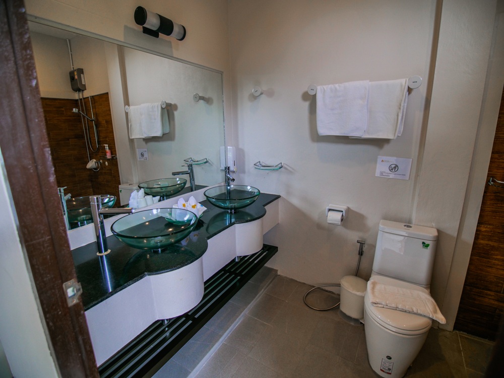 Rooms Bathroom at Sunsethill Resort