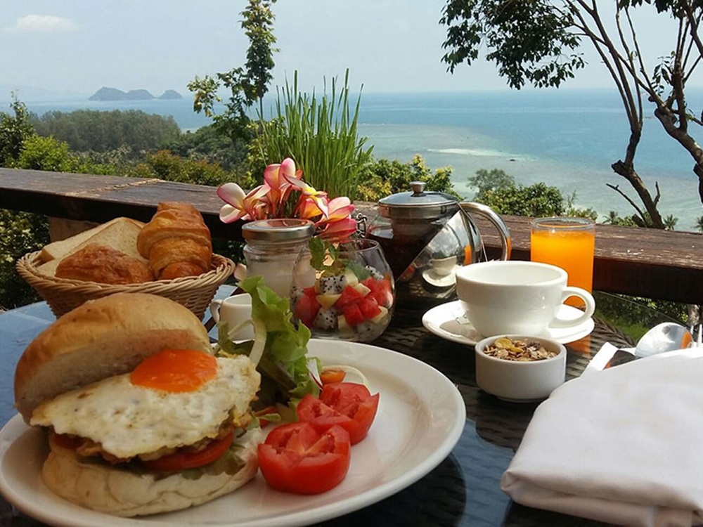 Dining at Sunsethill Resort